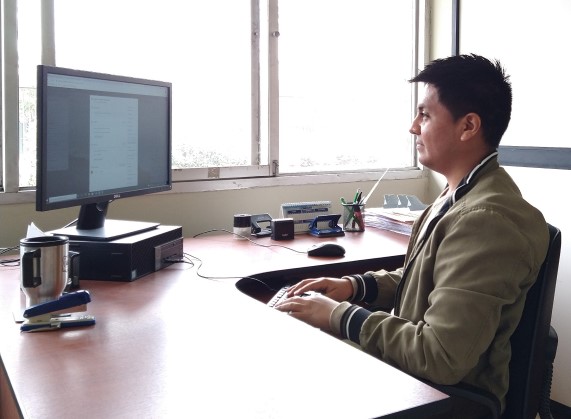 Estudiante sentado frente a una computadora