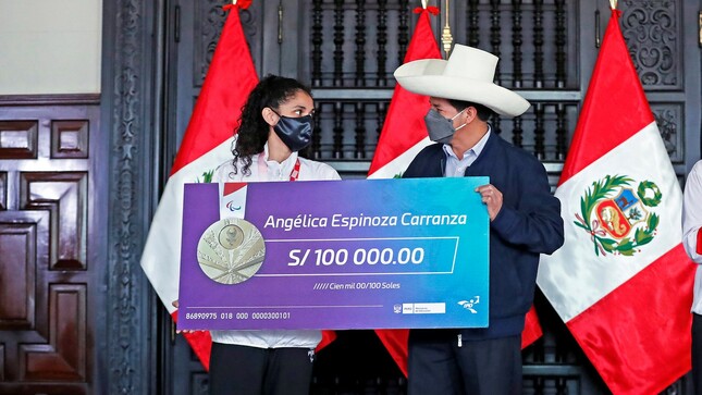 Presidente Pedro Castillo entrega premio a Medallista Angélica Espinoza.