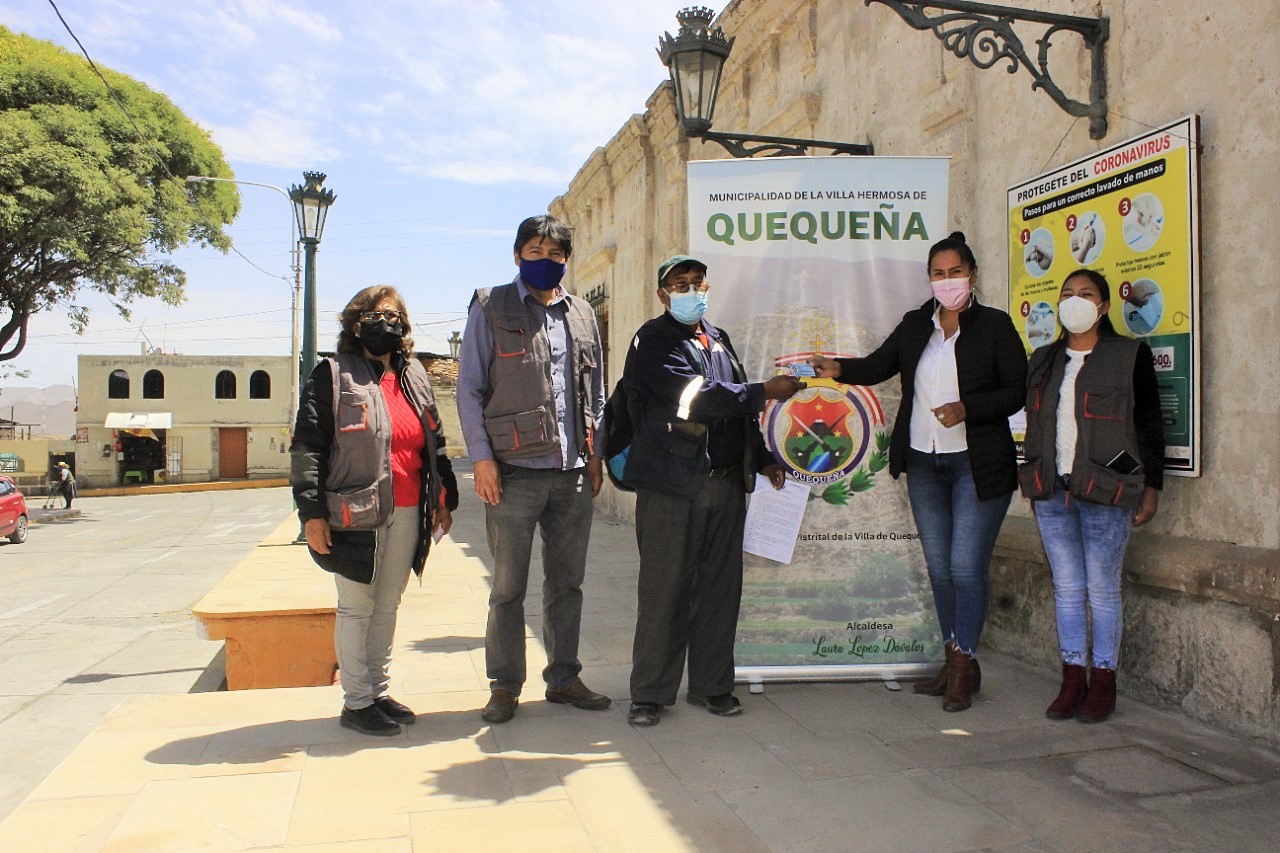 Alcaldesa de la municipalidad distrital de Quequeña, Laura López entrega la certificación e inscripción de las personas con discapacidad ante el Registro Nacional del Conadis a usuarios de su zona