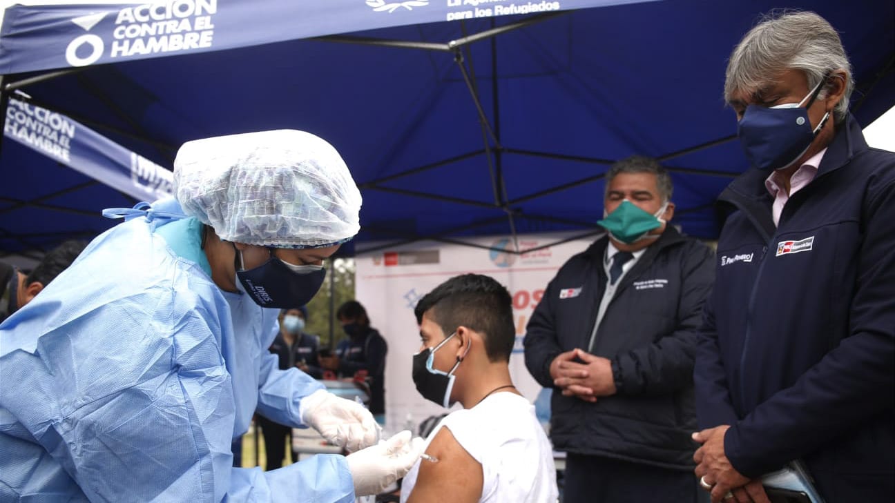 Minsa acerca servicios de salud y vacunación contra la COVID-19 a afectados por aniego en San Juan de Lurigancho