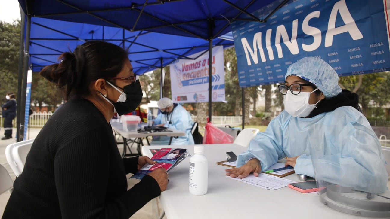 Minsa acerca servicios de salud y vacunación contra la COVID-19 a afectados por aniego en San Juan de Lurigancho
