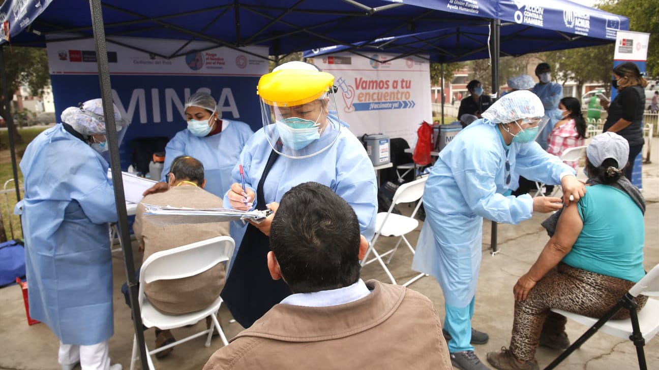 Minsa acerca servicios de salud y vacunación contra la COVID-19 a afectados por aniego en San Juan de Lurigancho