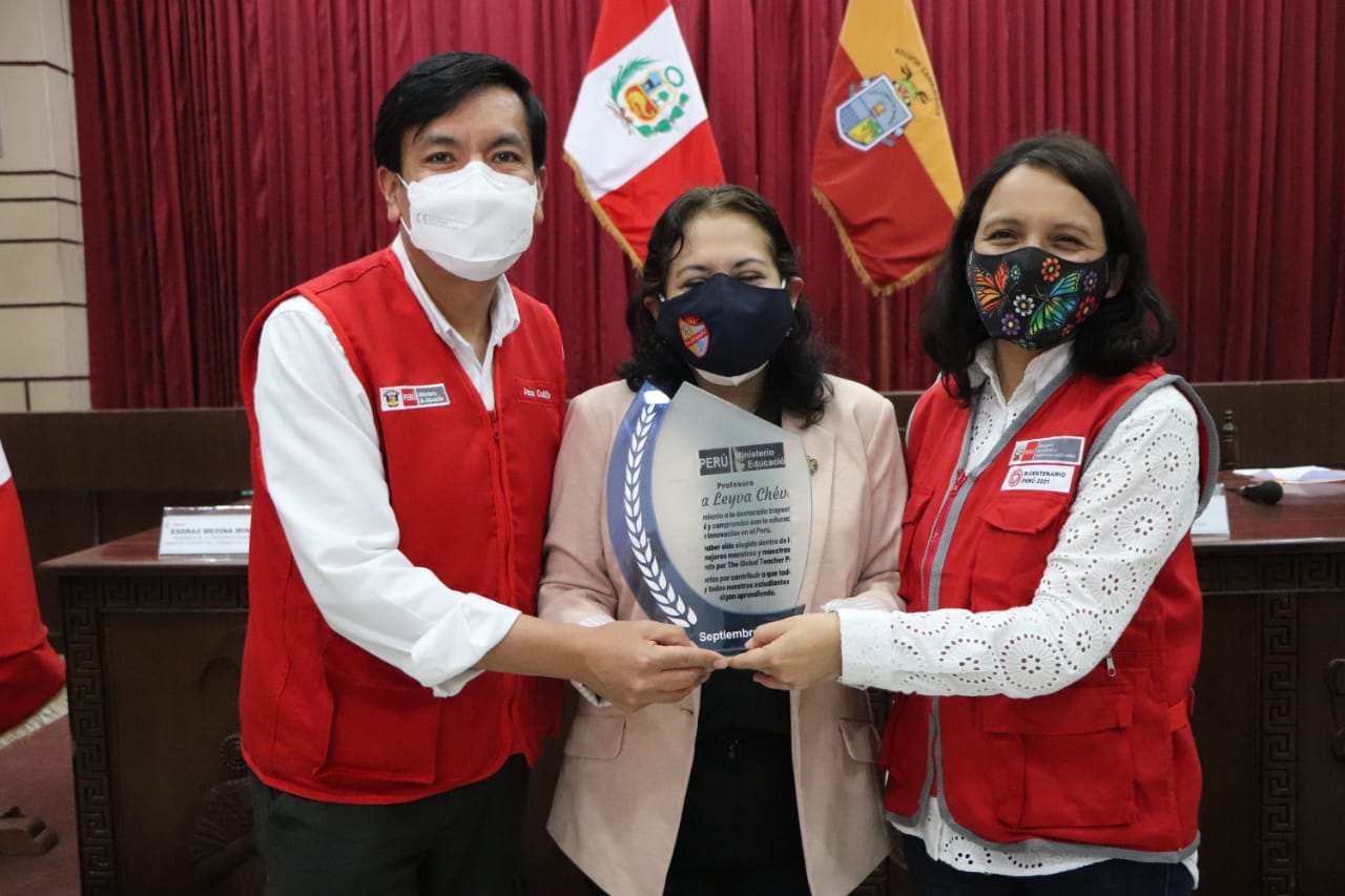 Ministra Anahí Durand dio reconocimiento a la docente Aleida Leyva.