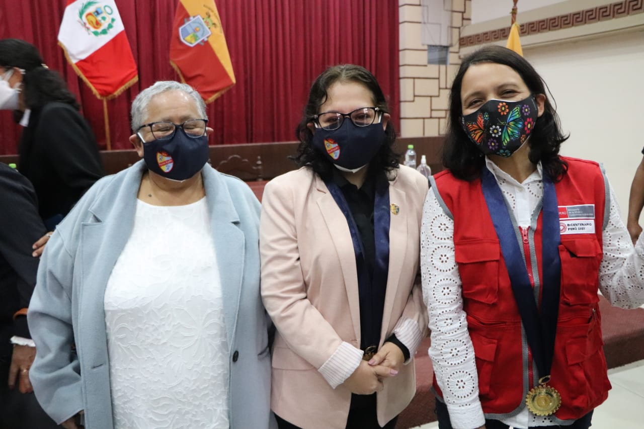 Ministra Anahí Durand dio reconocimiento a la docente Aleida Leyva.