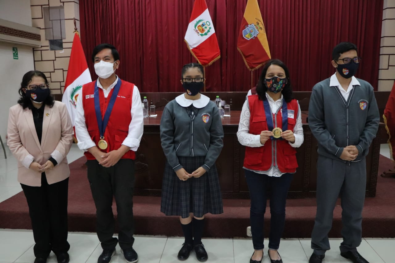 Ministra Anahí Durand dio reconocimiento a la docente Aleida Leyva.