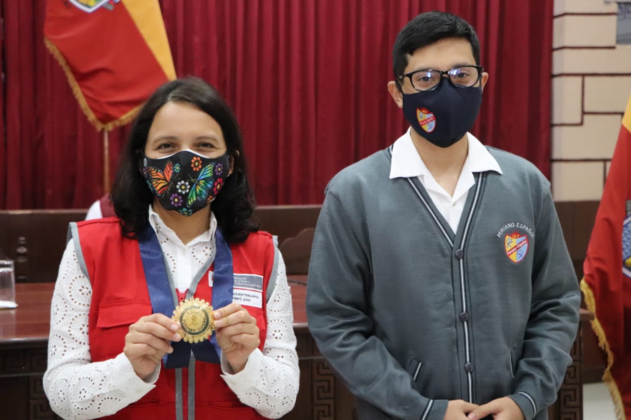 Ministra Anahí Durand dio reconocimiento a la docente Aleida Leyva.