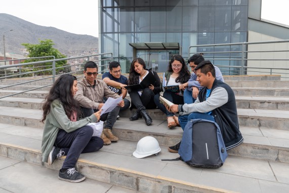 Jóvenes sentados estudiando juntos