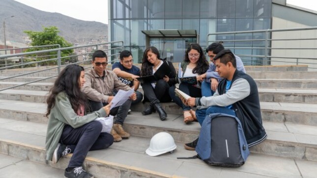 Jóvenes sentados estudiando juntos