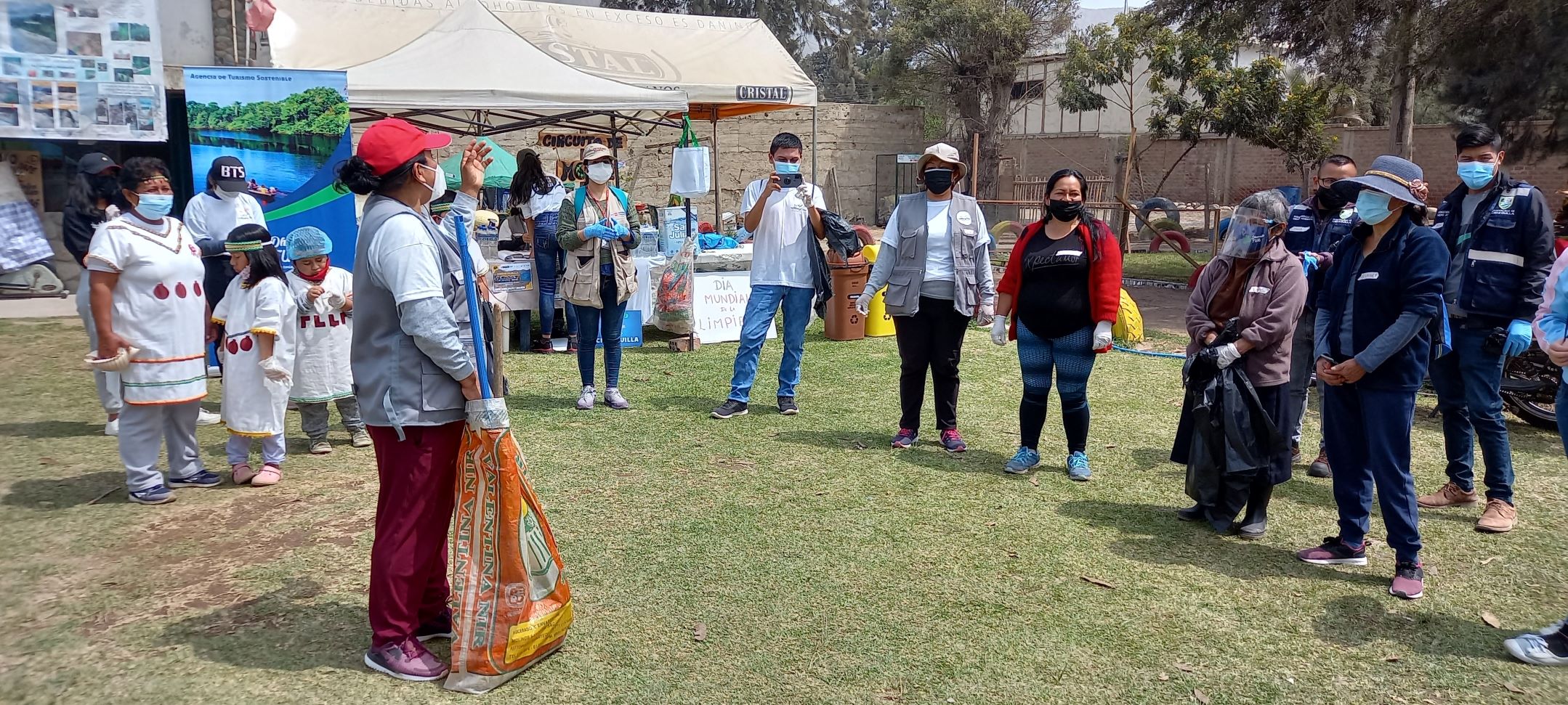 Olivia Rojas del Colectivo Munay Perú realiza inducción previa a la jornada de limpieza