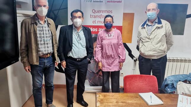 Alcalde provincial junto a Cristina Muñoz, directora de "Alianza por la Solidaridad" y presidente de la Fundación "Energía Sin Fronteras "
