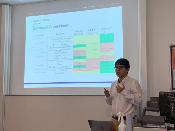 El becario José Elías exponiendo en curso de proyectos hidrológicos en Imperial College