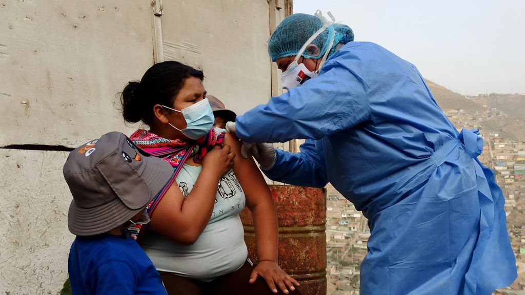 Minsa: Vecinos de San Juan de Miraflores fueron vacunados contra la COVID-19 en sus viviendas