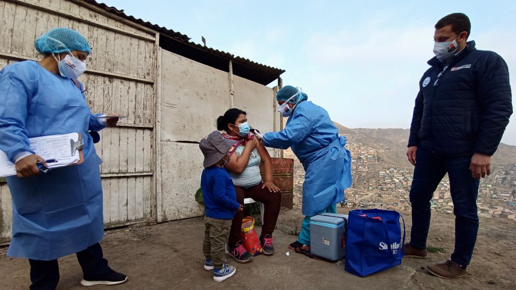 Minsa: Vecinos de San Juan de Miraflores fueron vacunados contra la COVID-19 en sus viviendas