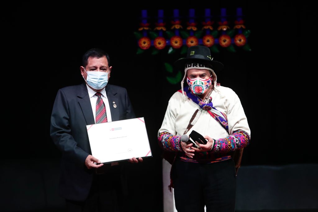 Ministro Ciro Gálvez entrega reconocimiento a destacados exponentes de la cultura en Ayacucho