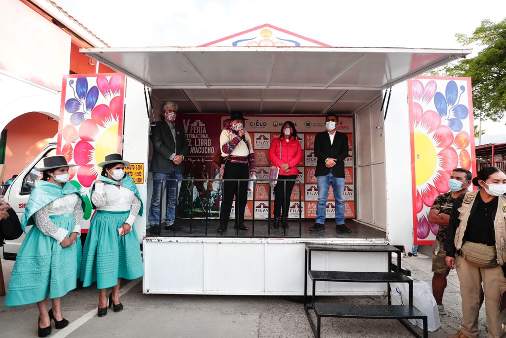 Ministro Ciro Gálvez entrega reconocimiento a destacados exponentes de la cultura en Ayacucho