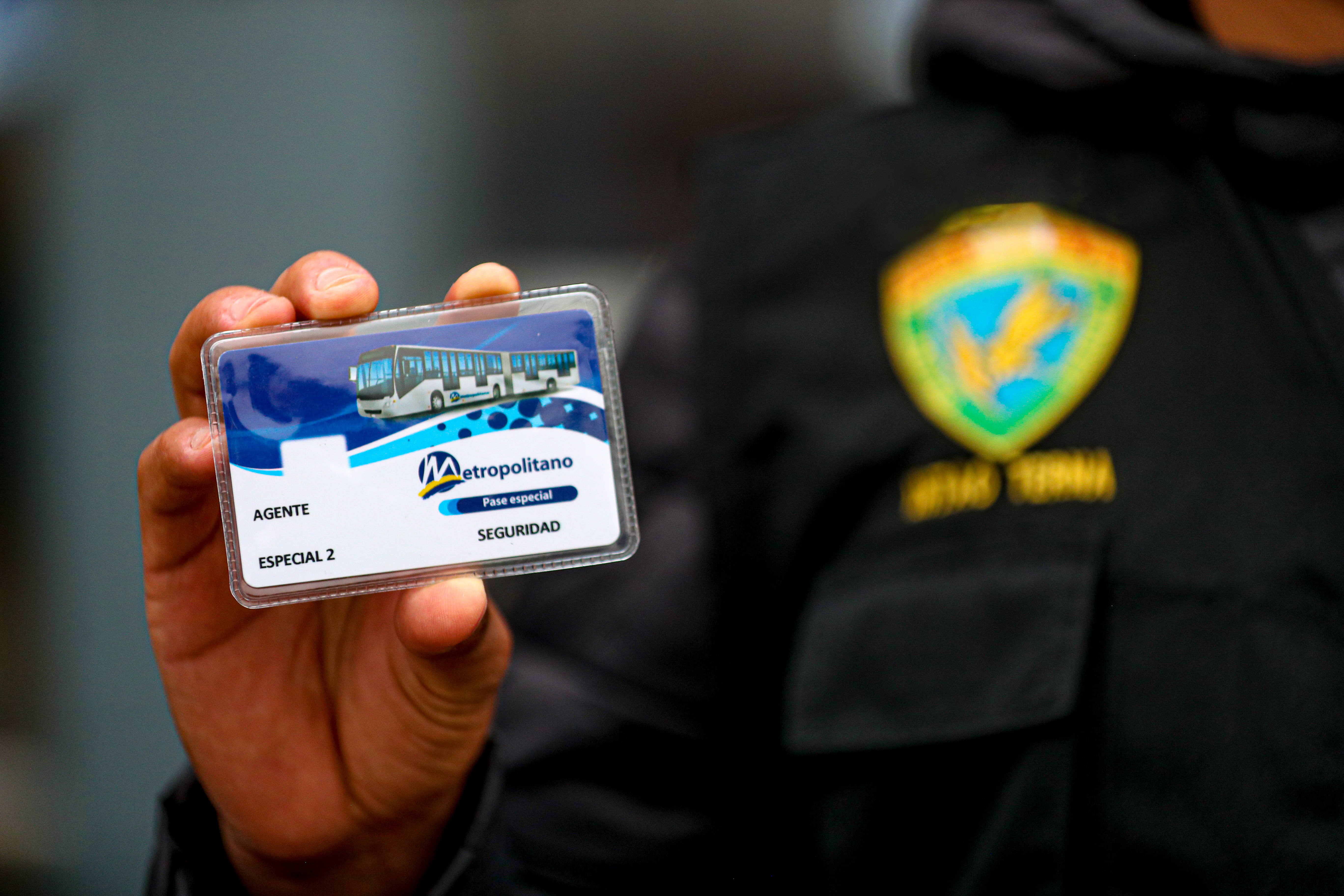 Miraflores, 27 de setiembre de 2021. Con el objetivo de reforzar la seguridad en las 38 estaciones y terminales del Metropolitano, la Autoridad de Transporte Urbano para Lima y Callao (ATU) entregó 71 tarjetas de pase libre de este sistema de transporte a efectivos del grupo terna de la Policía Nacional del Perú (PNP).
La presidenta ejecutiva de la ATU, María Jara, participó -esta mañana- en el terminal Naranjal (Independencia) de la entrega de dichos pases libres y destacó que la iniciativa permitirá que la PNP opere con mayor facilidad a fin de evitar incidentes, robos, asaltos, entre otros.