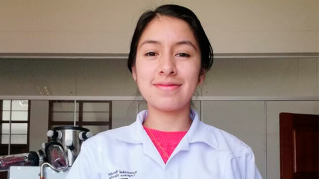 En la imagen Lorena Cruz está frente a la cámara vestida con su ropa blanca de laboratorio.