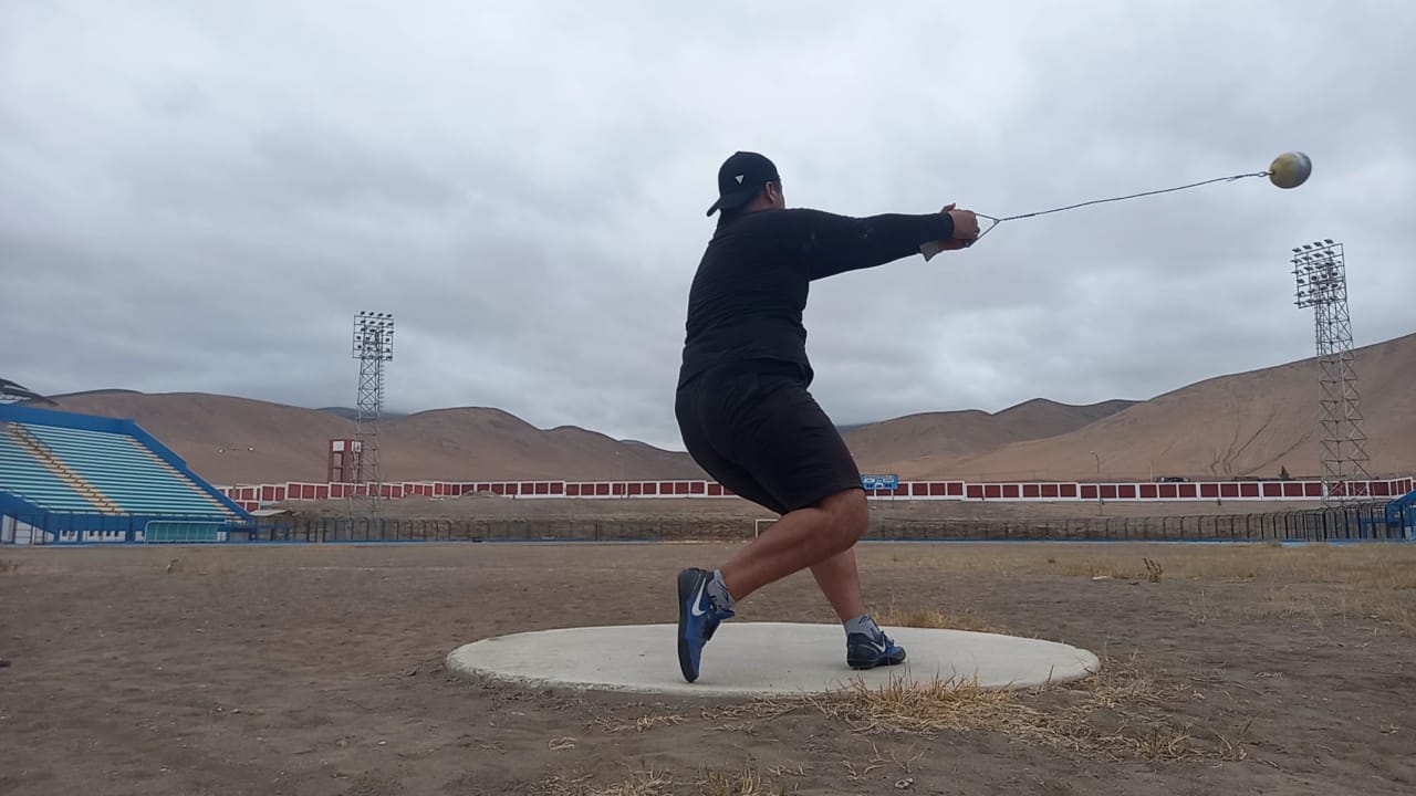 Rolando Chambilla entrenando lanzamiento de bala