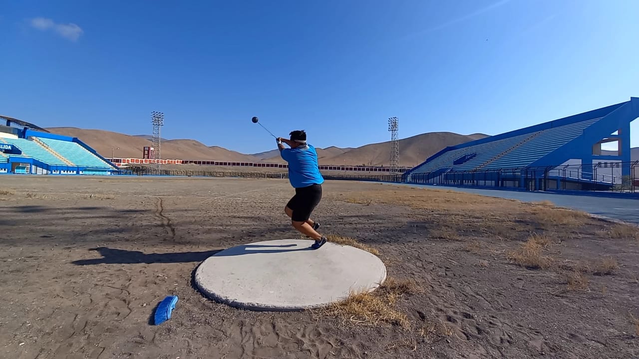 Rolando Chambilla entrenando lanzamiento de bala