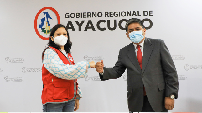 Ministra Anahí Durand junto a gobernador regional de Ayacucho