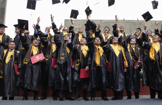 Jóvenes tirando su toga el día de su graduación