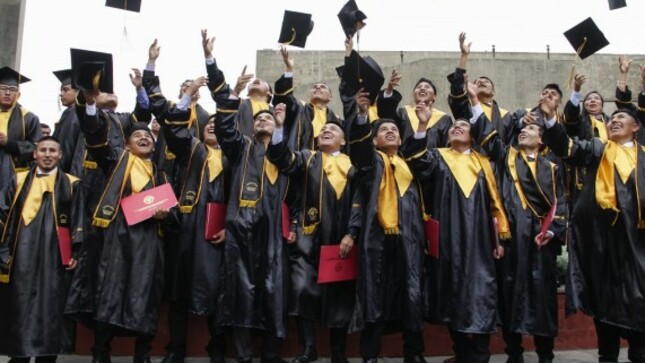 Jóvenes tirando su toga el día de su graduación