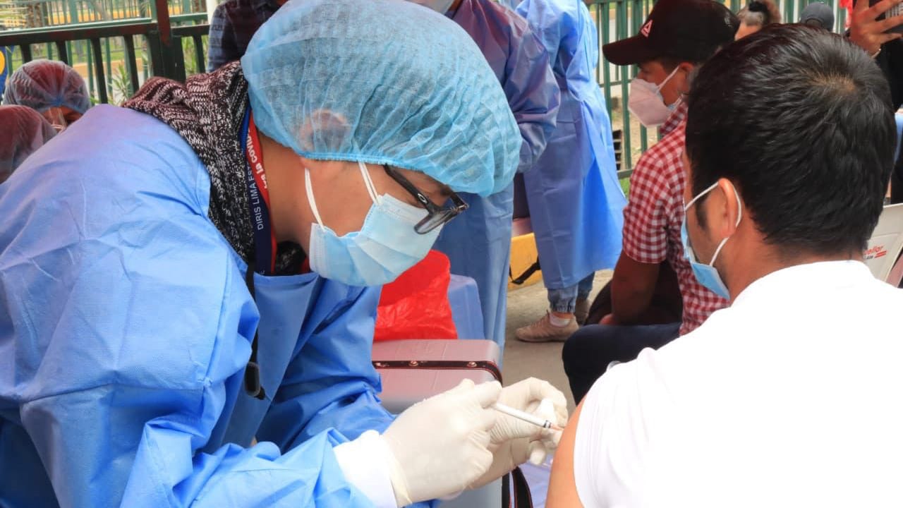 Ate: Cerca de 300 personas reciben vacuna contra la COVID-19 y pruebas moleculares en el Mercado Ceres