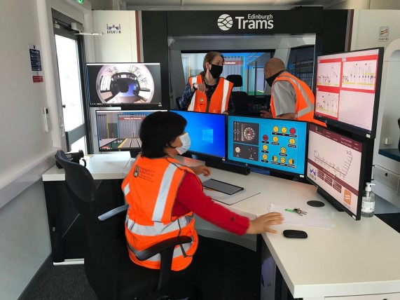 Una persona dentro de un sistema ferroviario