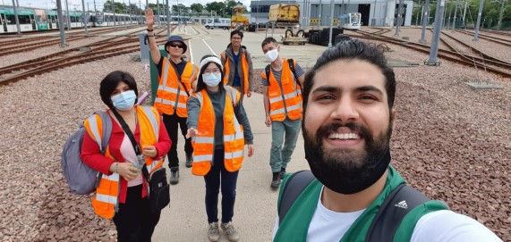 Grupo de personas trabajando a las afueras de un tren
