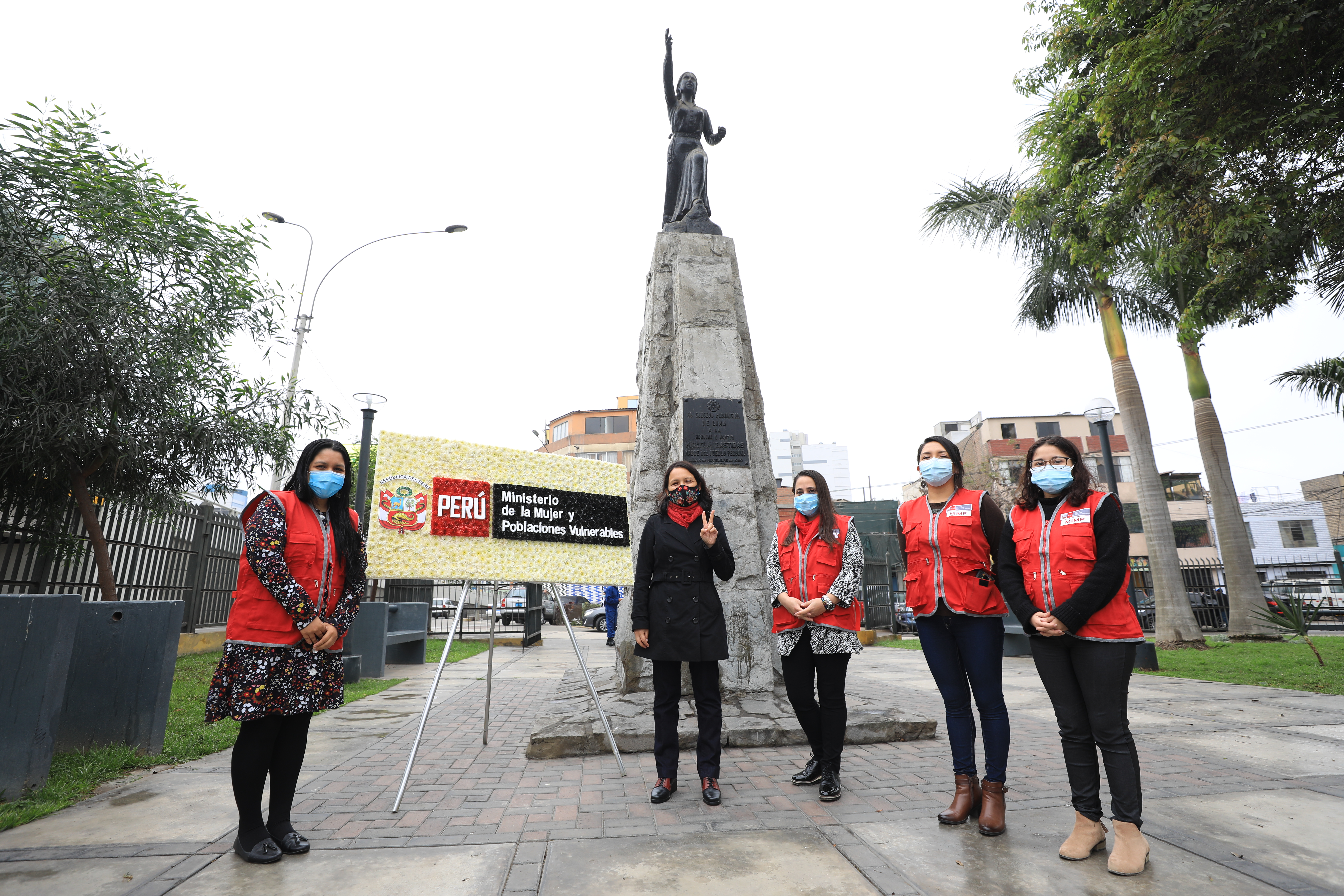 Anahí Durand en el monumento a Micaela Bastidas