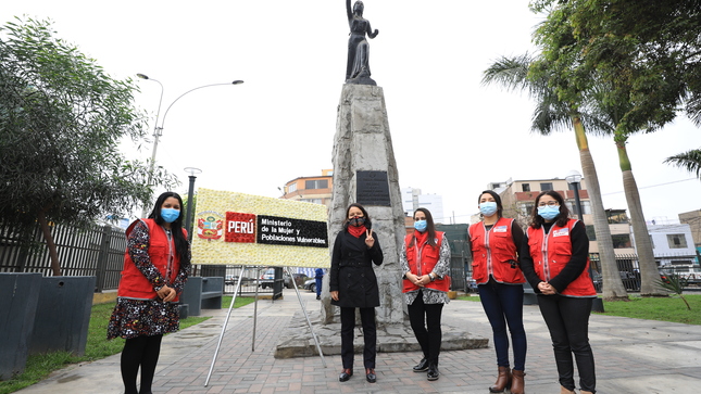 Anahí Durand en el monumento a Micaela Bastidas