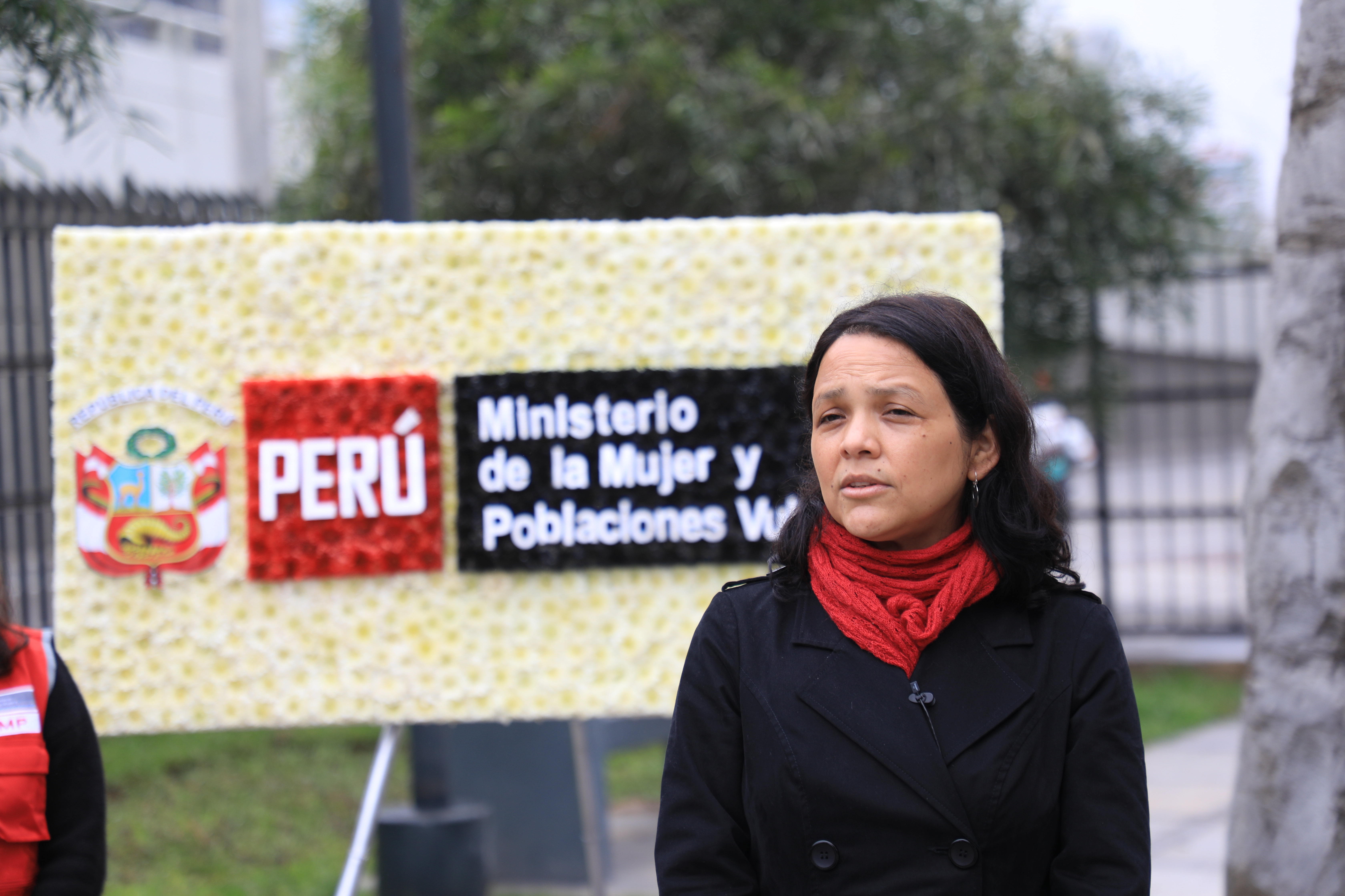 Anahí Durand en el monumento a Micaela Bastidas