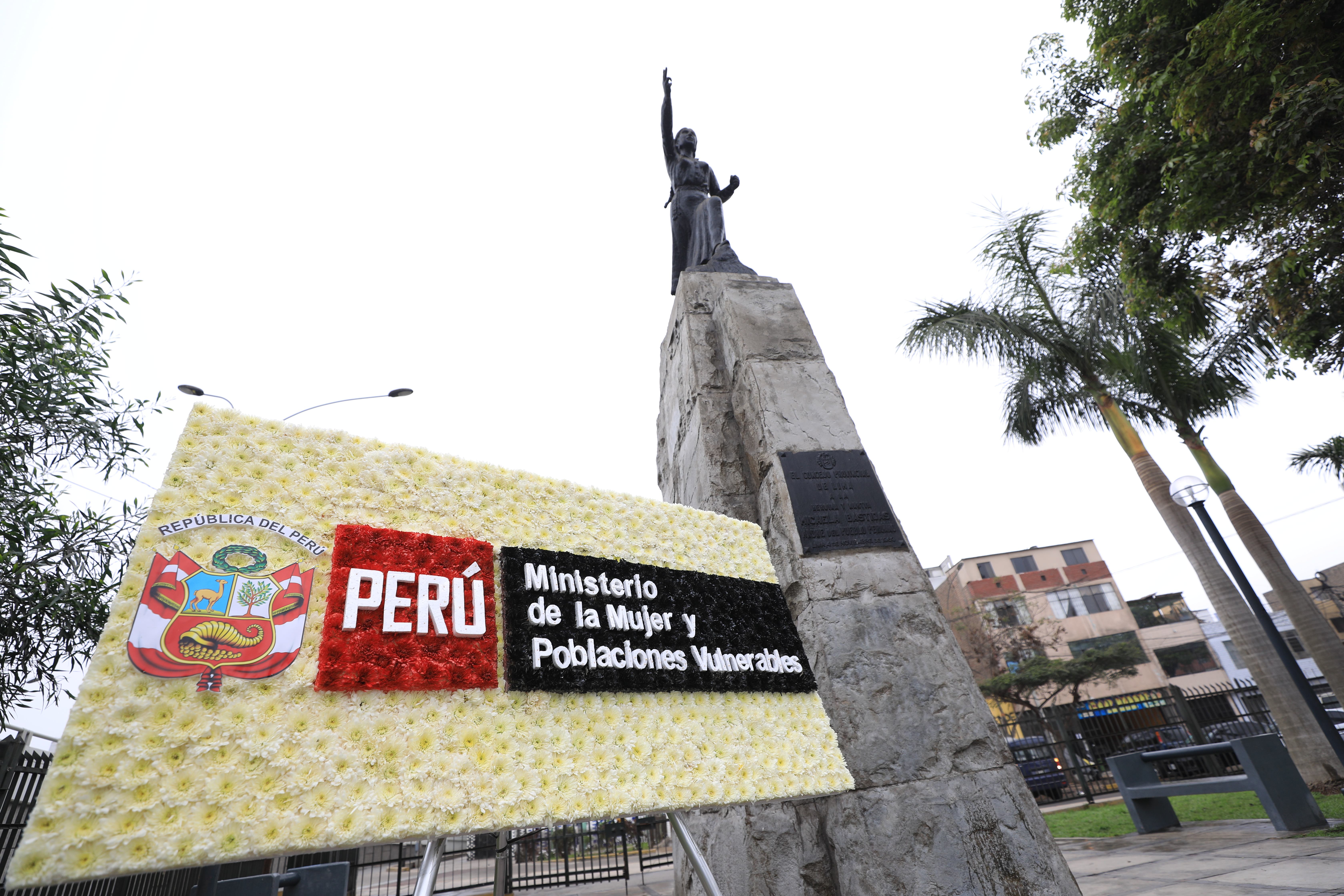 Anahí Durand en el monumento a Micaela Bastidas