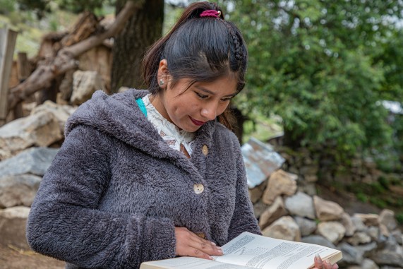 Joven leyendo un libro