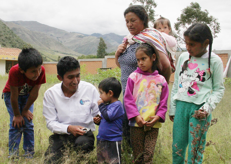 Julio Garay repartiendo galletas antianemia