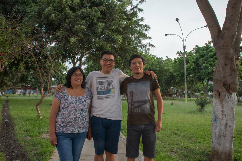 Dick De la Cruz junto a su mamá y hermano
