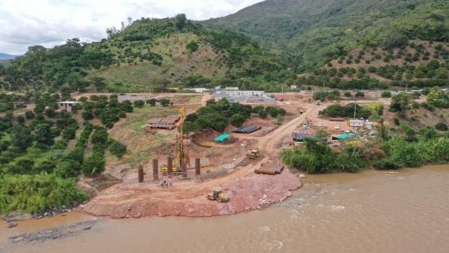 Contraloría advierte construcción de puente en terreno ajeno al expediente técnico