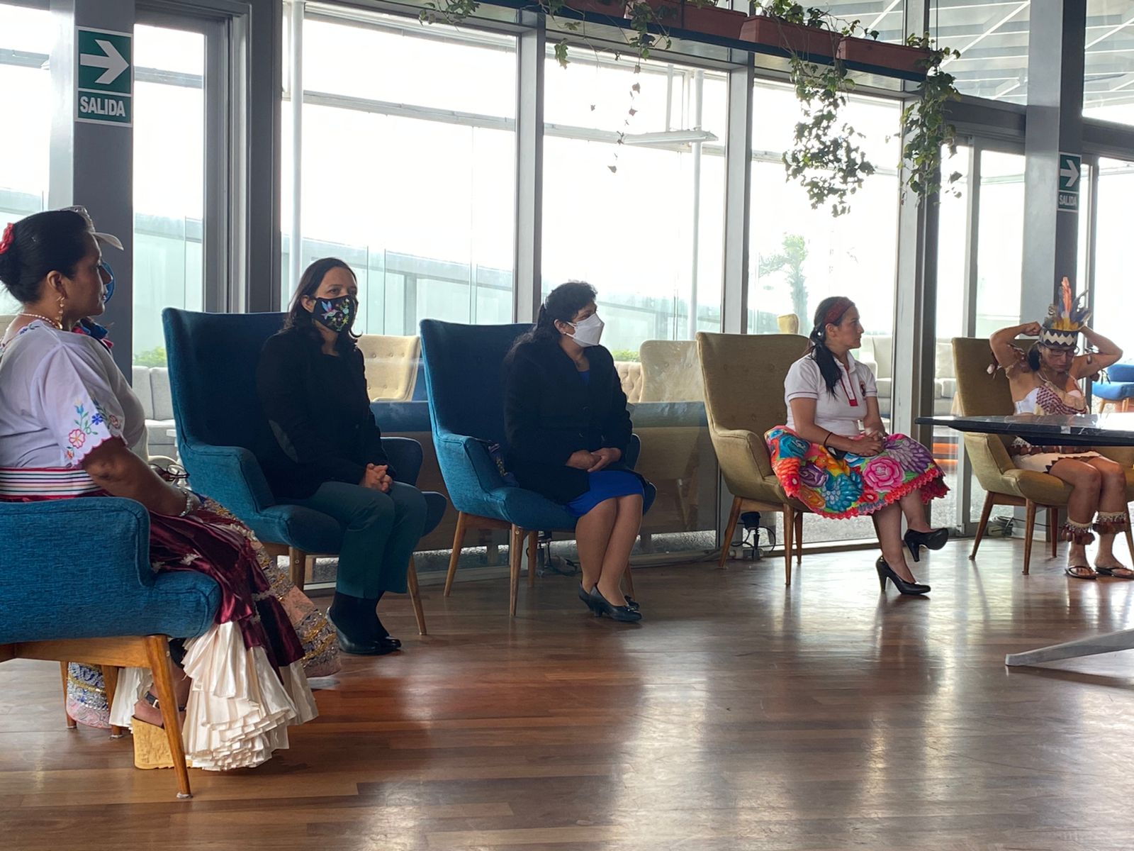 Ministra de la mujer y primera dama en evento con mujeres de 25 regiones del país.
