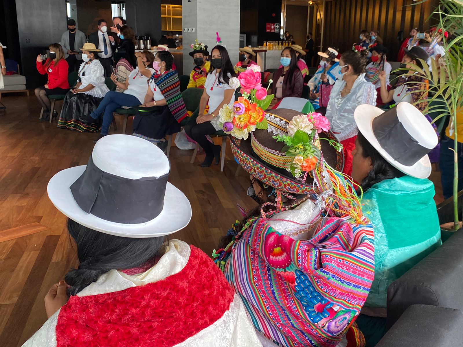 Ministra de la mujer y primera dama en evento con mujeres de 25 regiones del país.