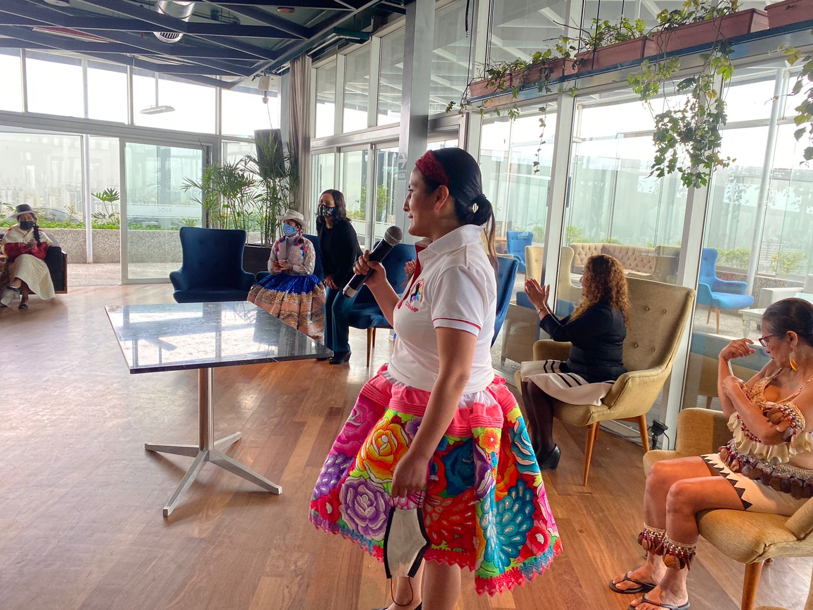 Ministra de la mujer y primera dama en evento con mujeres de 25 regiones del país.