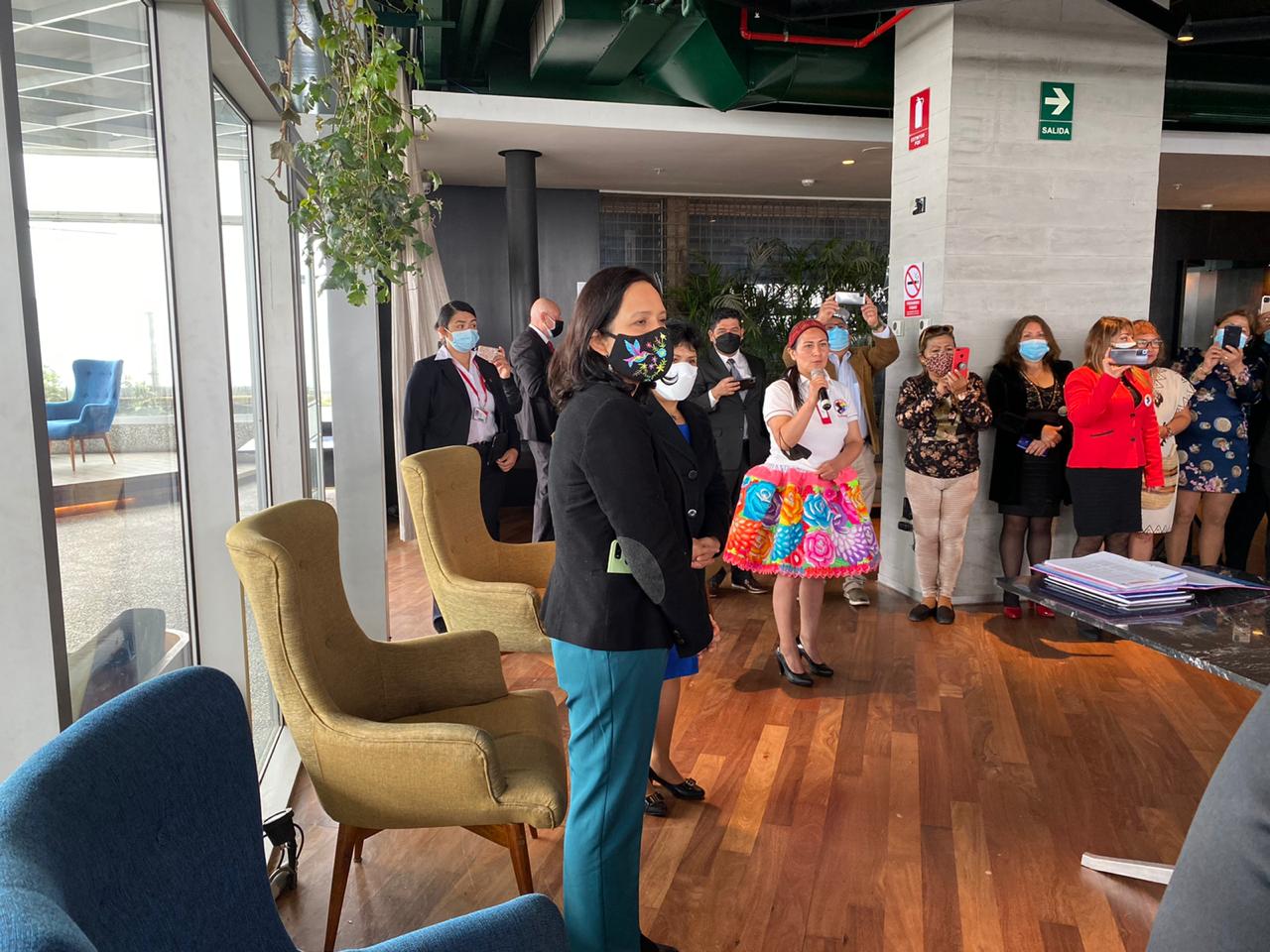 Ministra de la mujer y primera dama en evento con mujeres de 25 regiones del país.