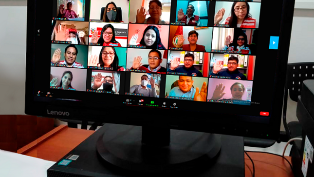 Se muestra una computadora con una Reunión virtual de trabajadores del programa CONTIGO y OMAPEDS