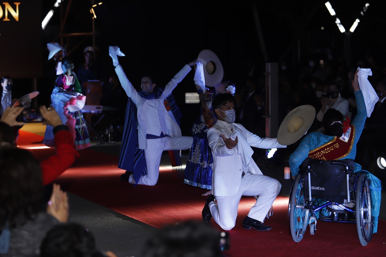 Modelos con discapacidad desfilando en la pasarela y baile de marinera inclusiva.