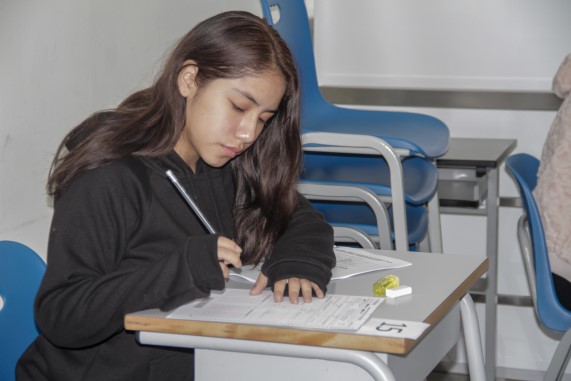 Joven rindiendo un examen escrito
