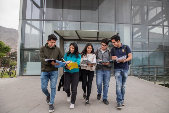 Jóvenes saliendo de una biblioteca