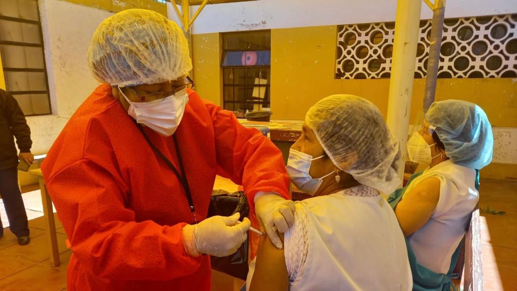 Puno inició vacunación con dosis de refuerzo a personal de primera línea
