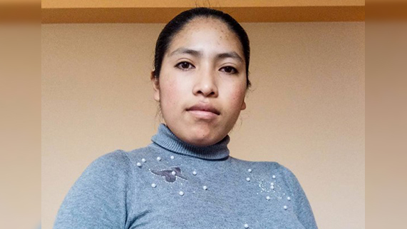 Joven estudiante de Puno mirando a la cámara