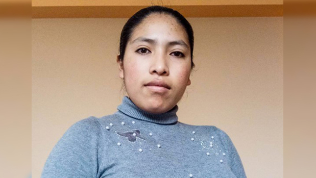 Joven estudiante de Puno mirando a la cámara