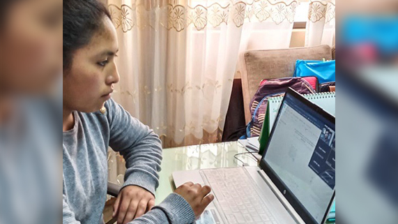 Joven estudiando de manera virtual al frente de una computadora