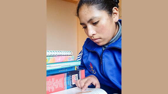 Estudiante leyendo un libro